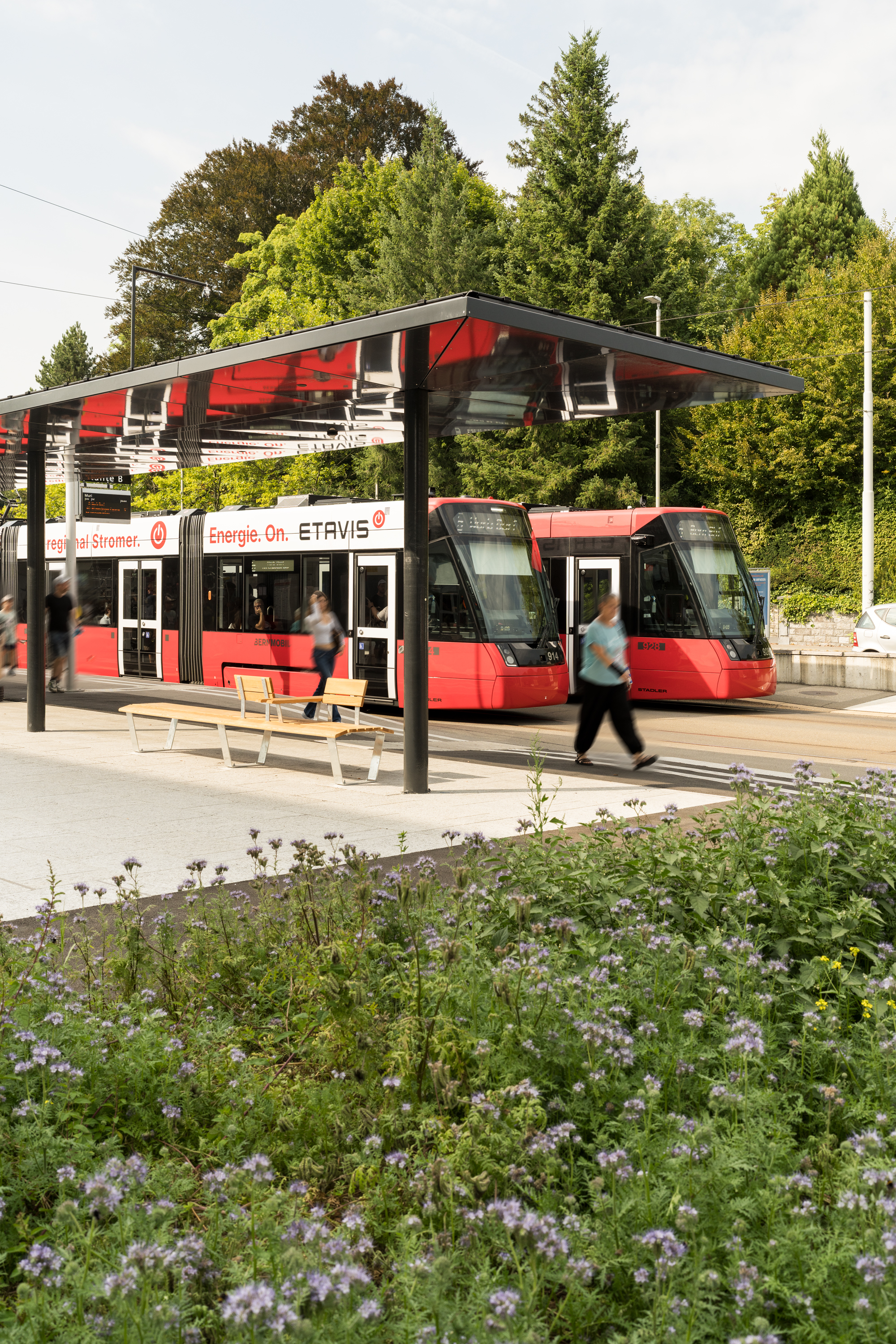 Bänkli Muri — Tramhaltestelle mit Bank im Vordergrund