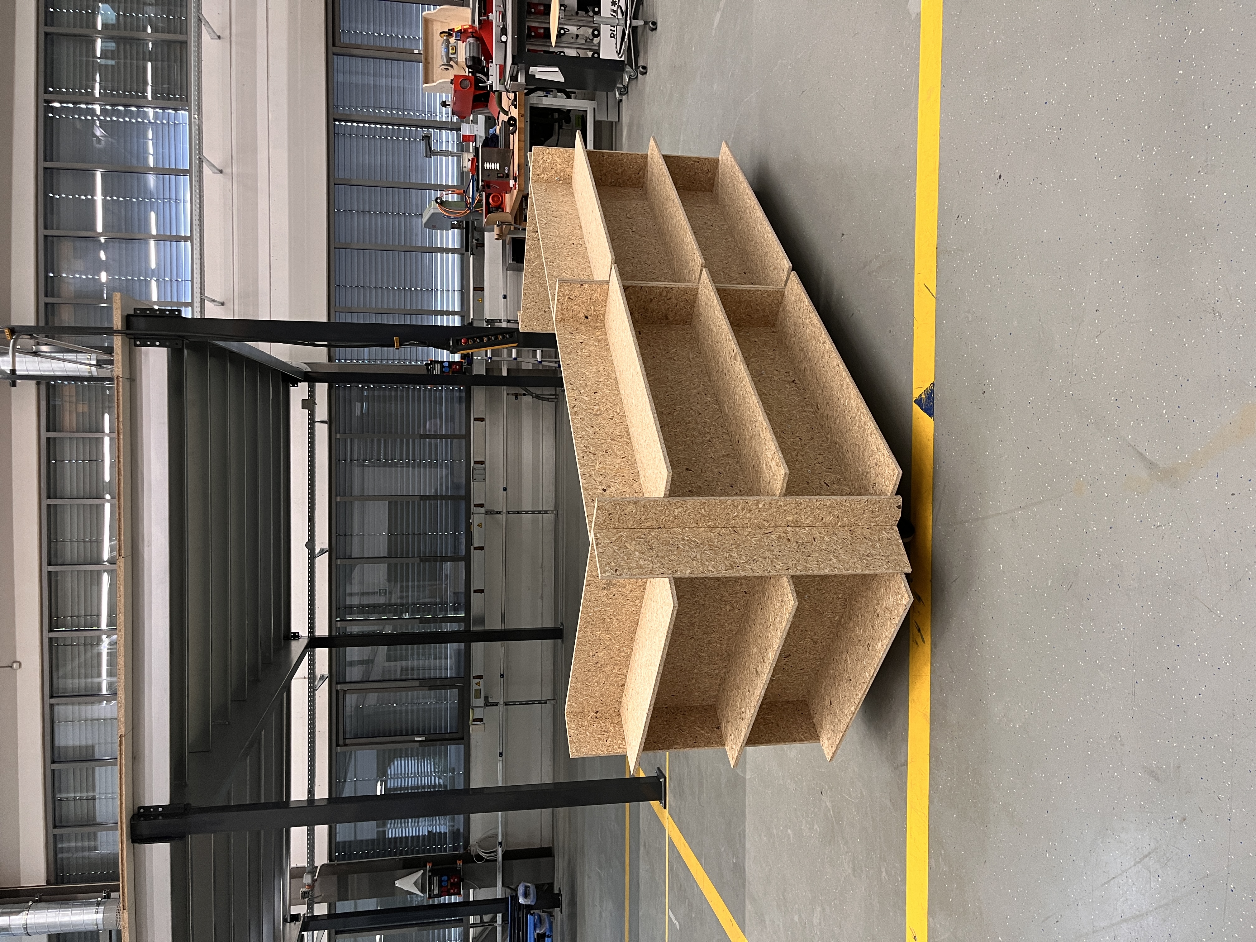 Bibliothekslounge — OSB-Regal in der Werkstatt