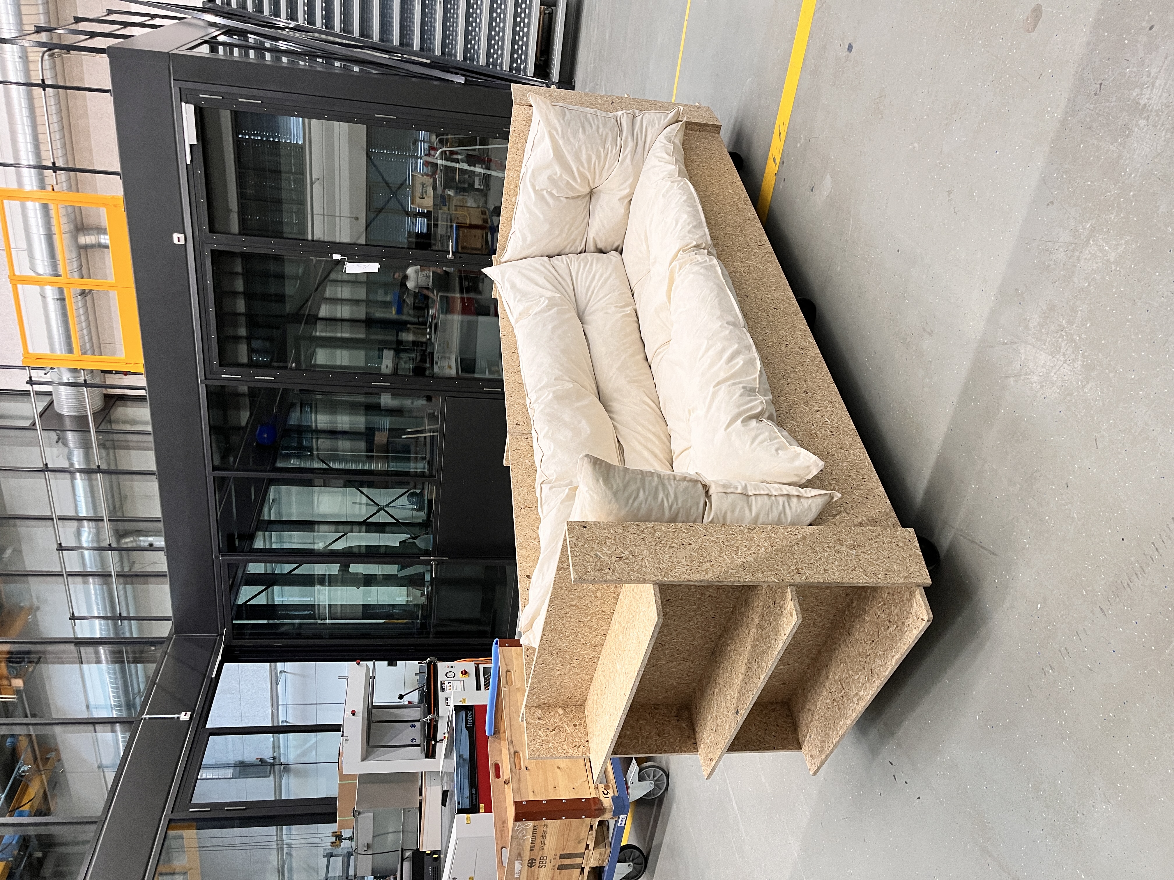 Bibliothekslounge — OSB-Sofa mit Kissen