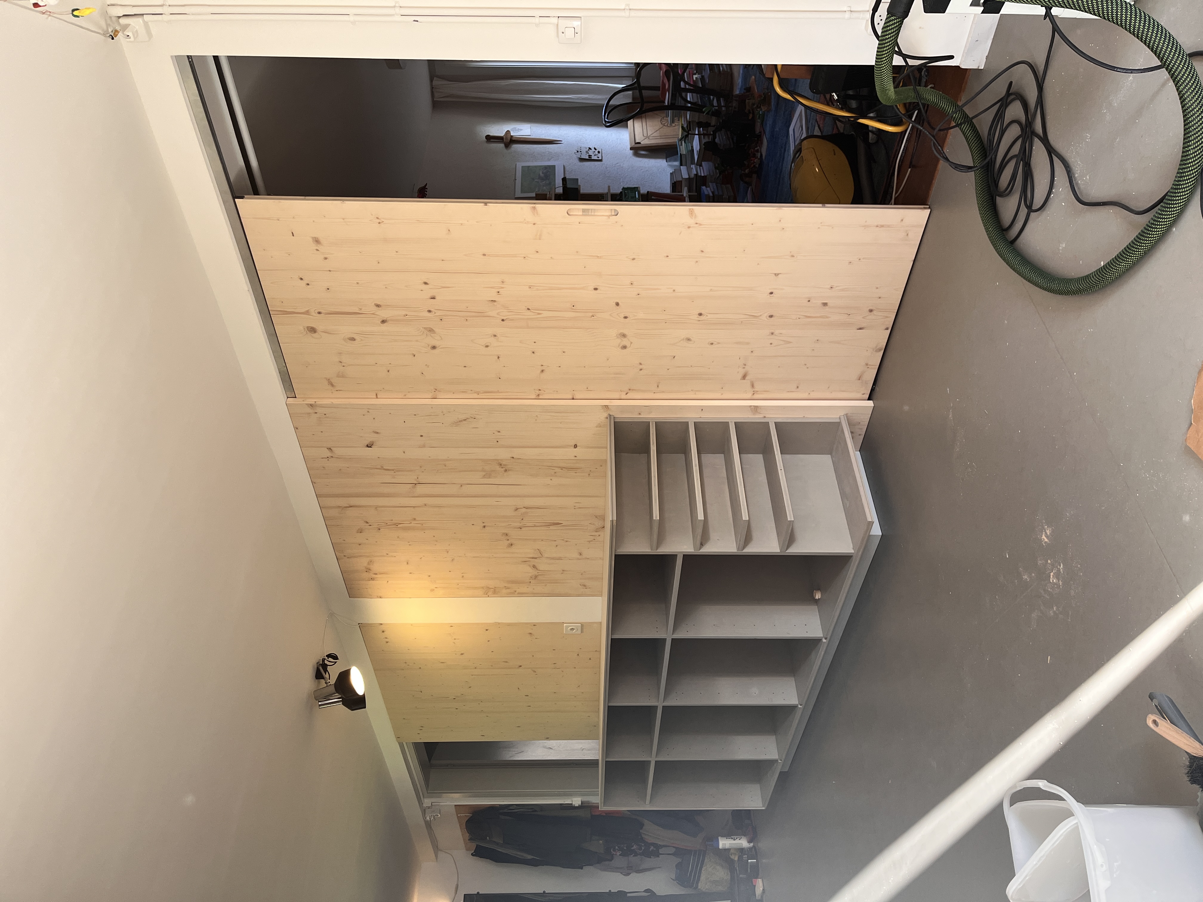 Familienwohnung — Schiebetür geöffnet, Blick in Wohnzimmer