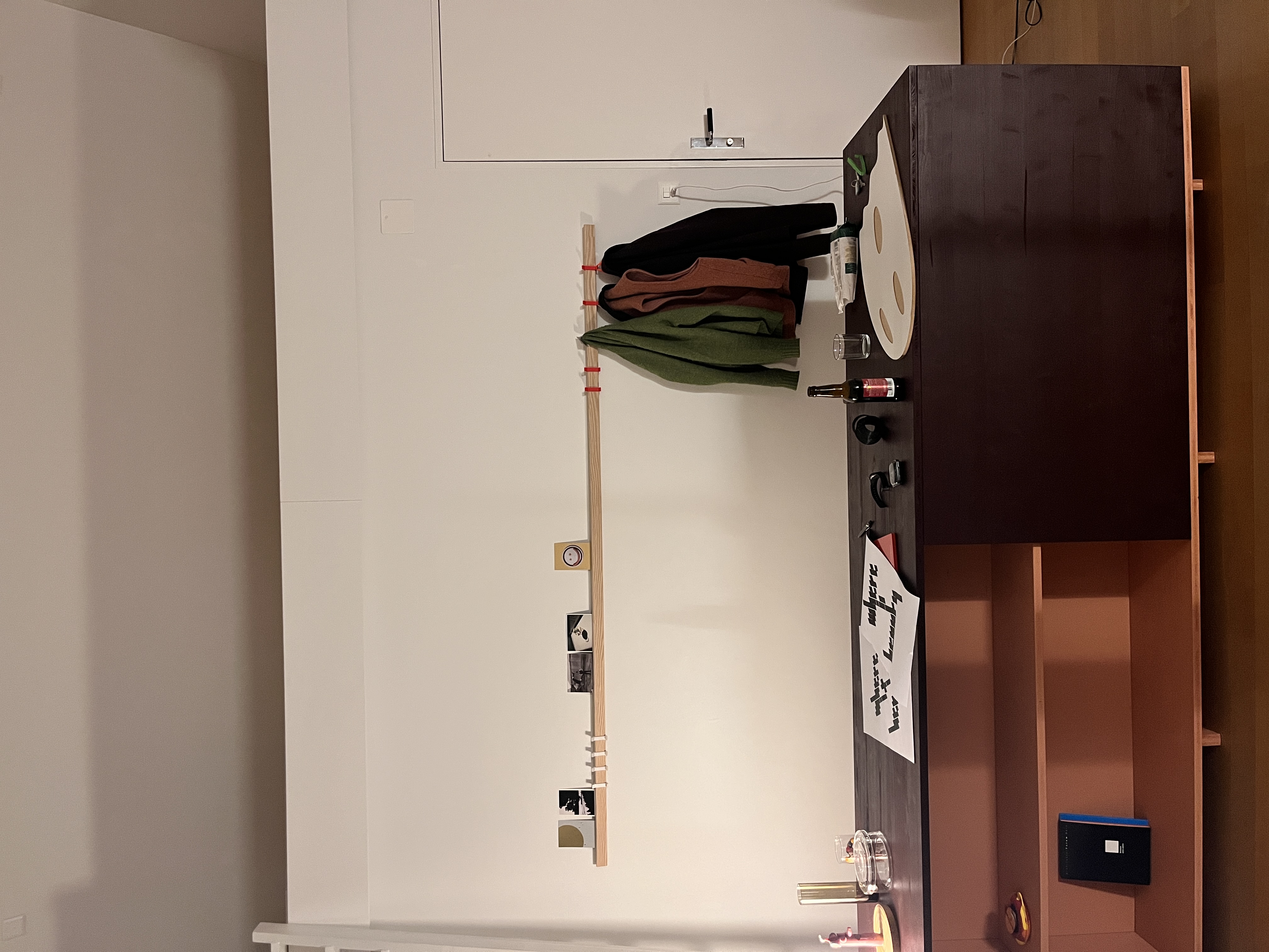 Mansarde — Garderobe mit roten 3D-gedruckten Haken, Detail