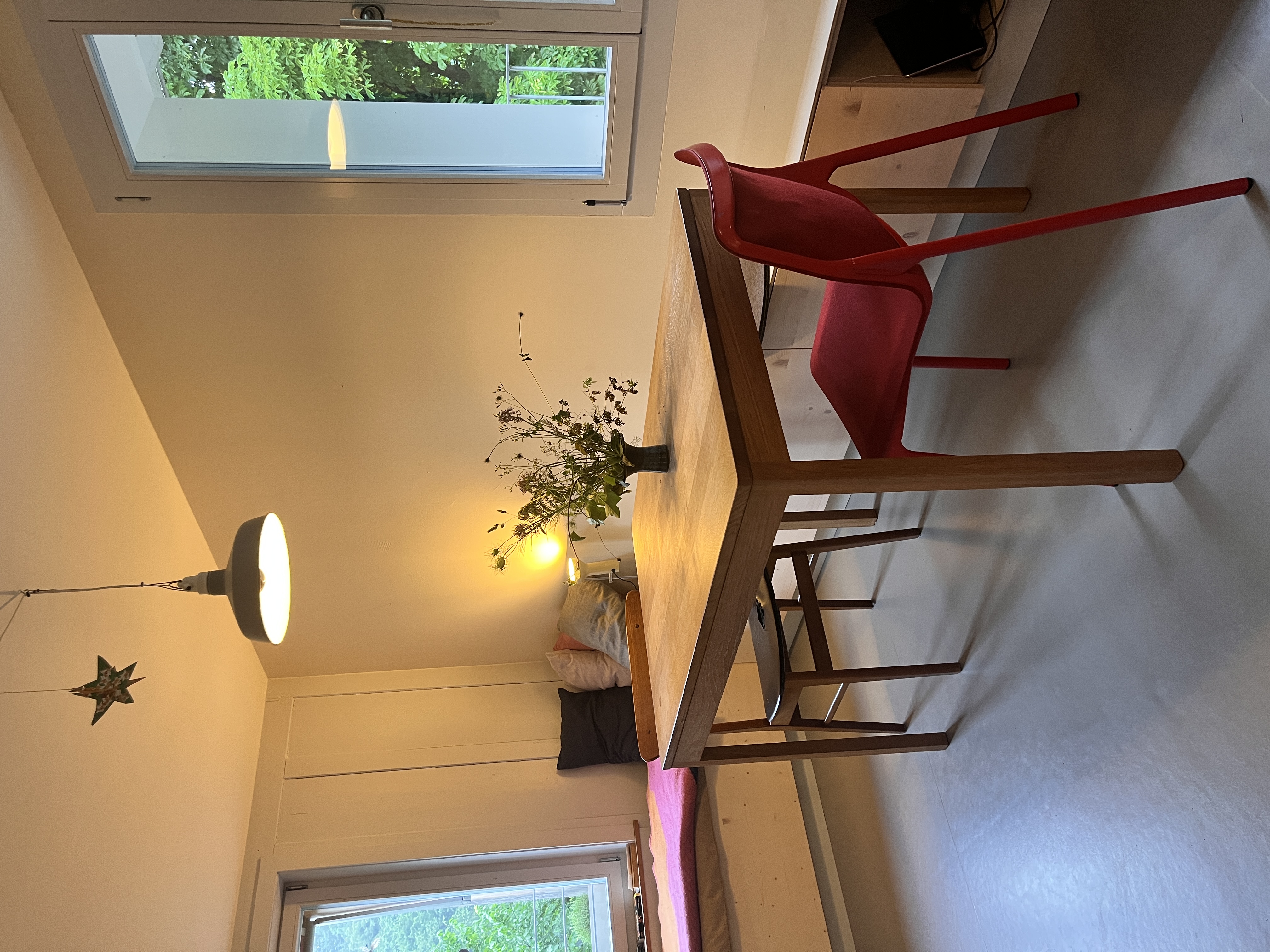Familienwohnung — Detail Esstisch Eiche von oben mit Filzuntersetzer