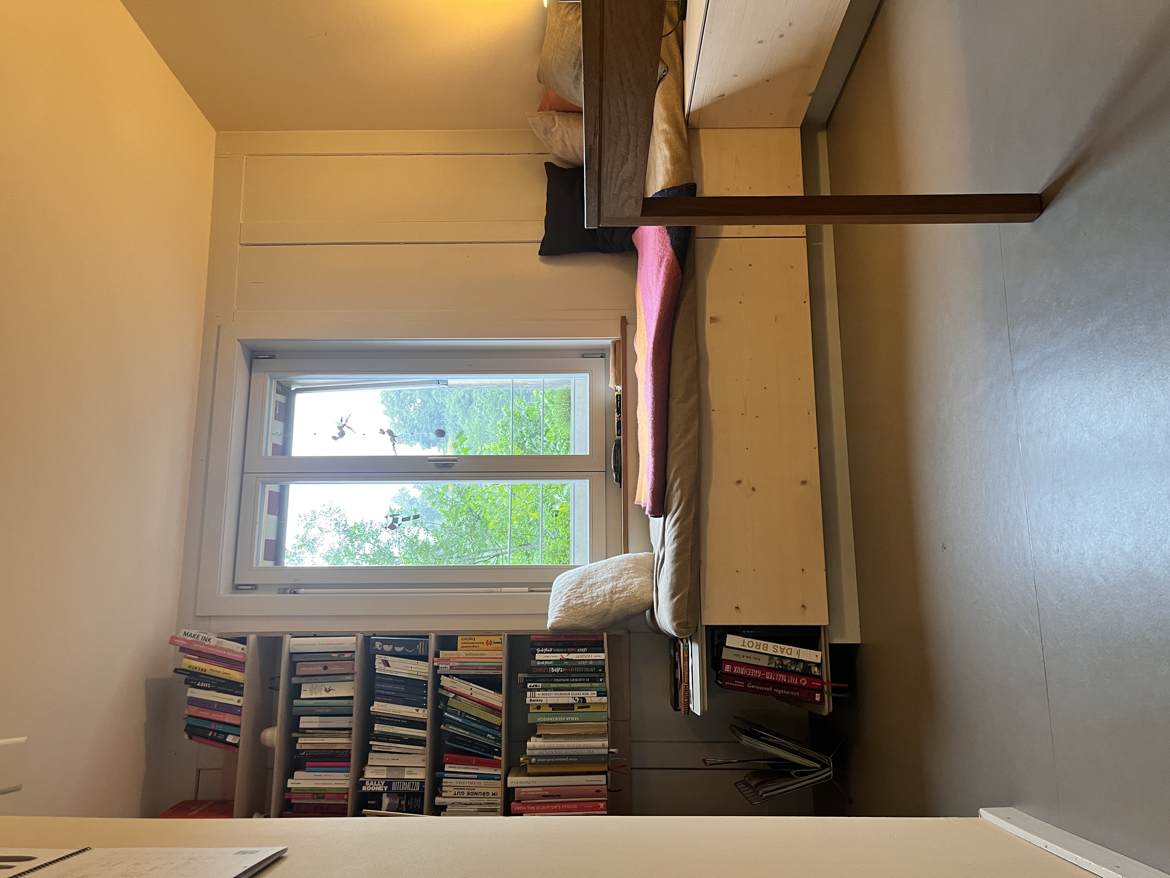 Familienwohnung — Sitzbank mit Stauraum und Bücherregal