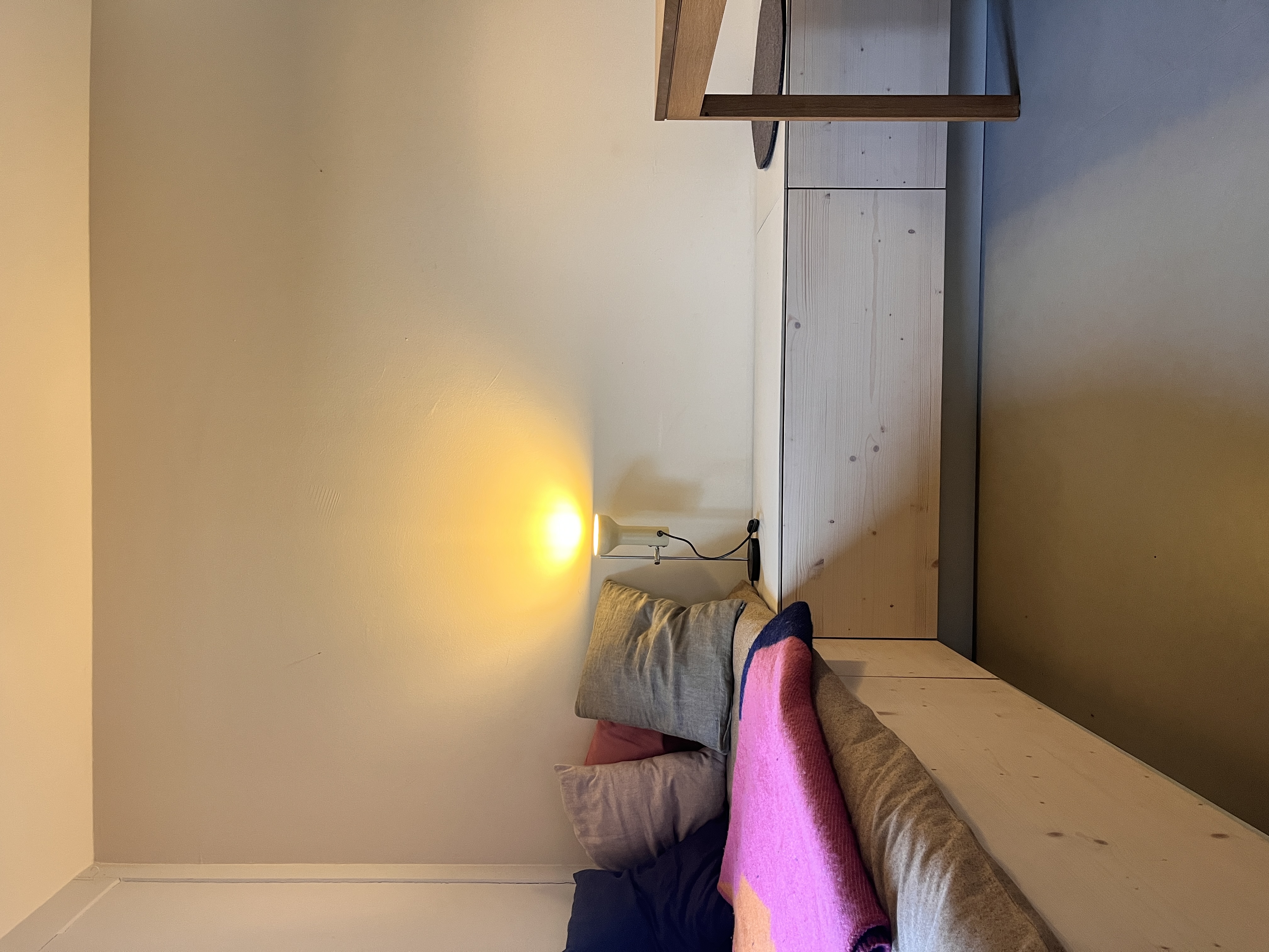 Familienwohnung — Badezimmer mit Holzspiegeleinfassung und Ablage