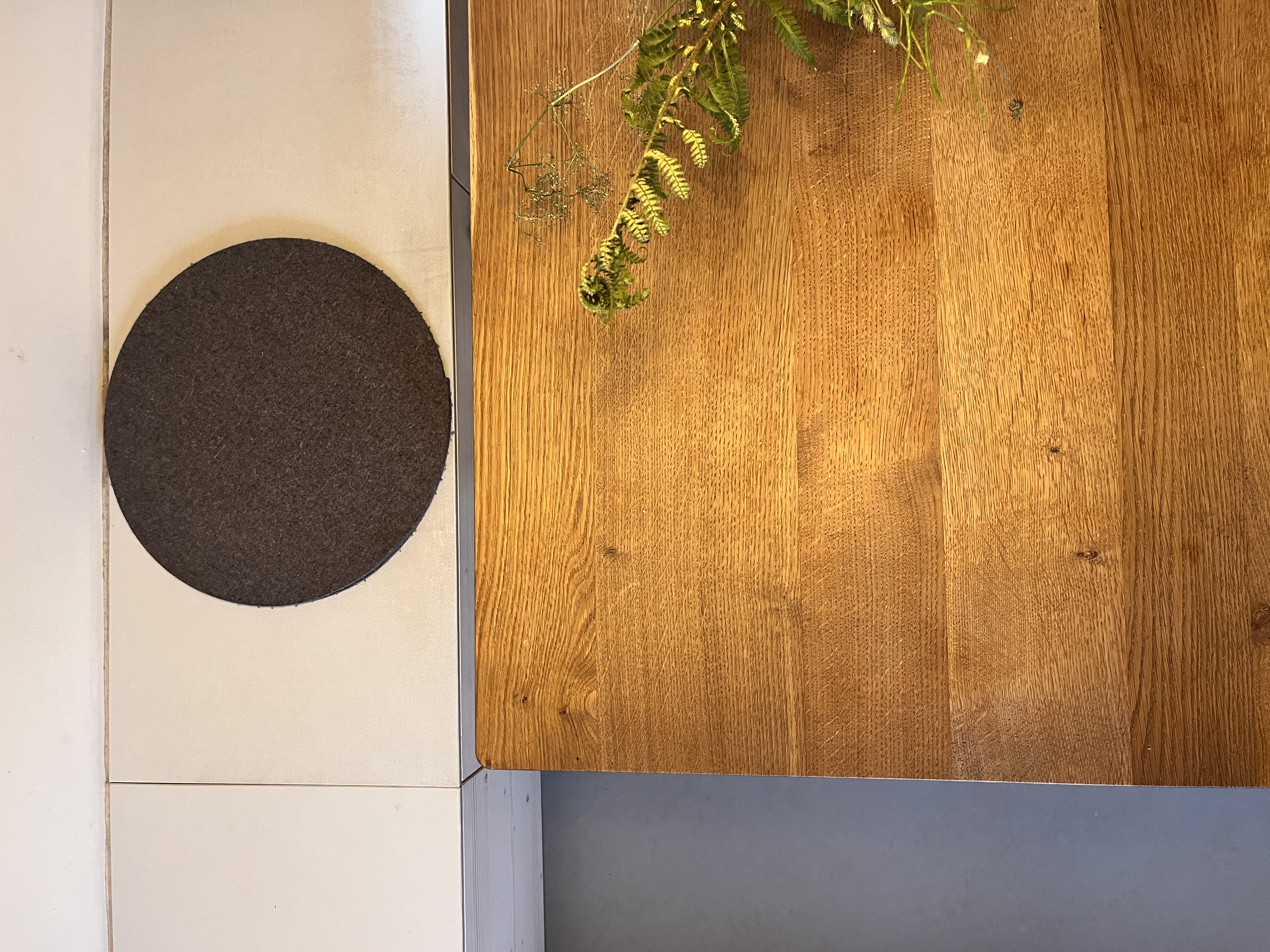 Familienwohnung — Sitzbank Detail mit Kissen und Lampe