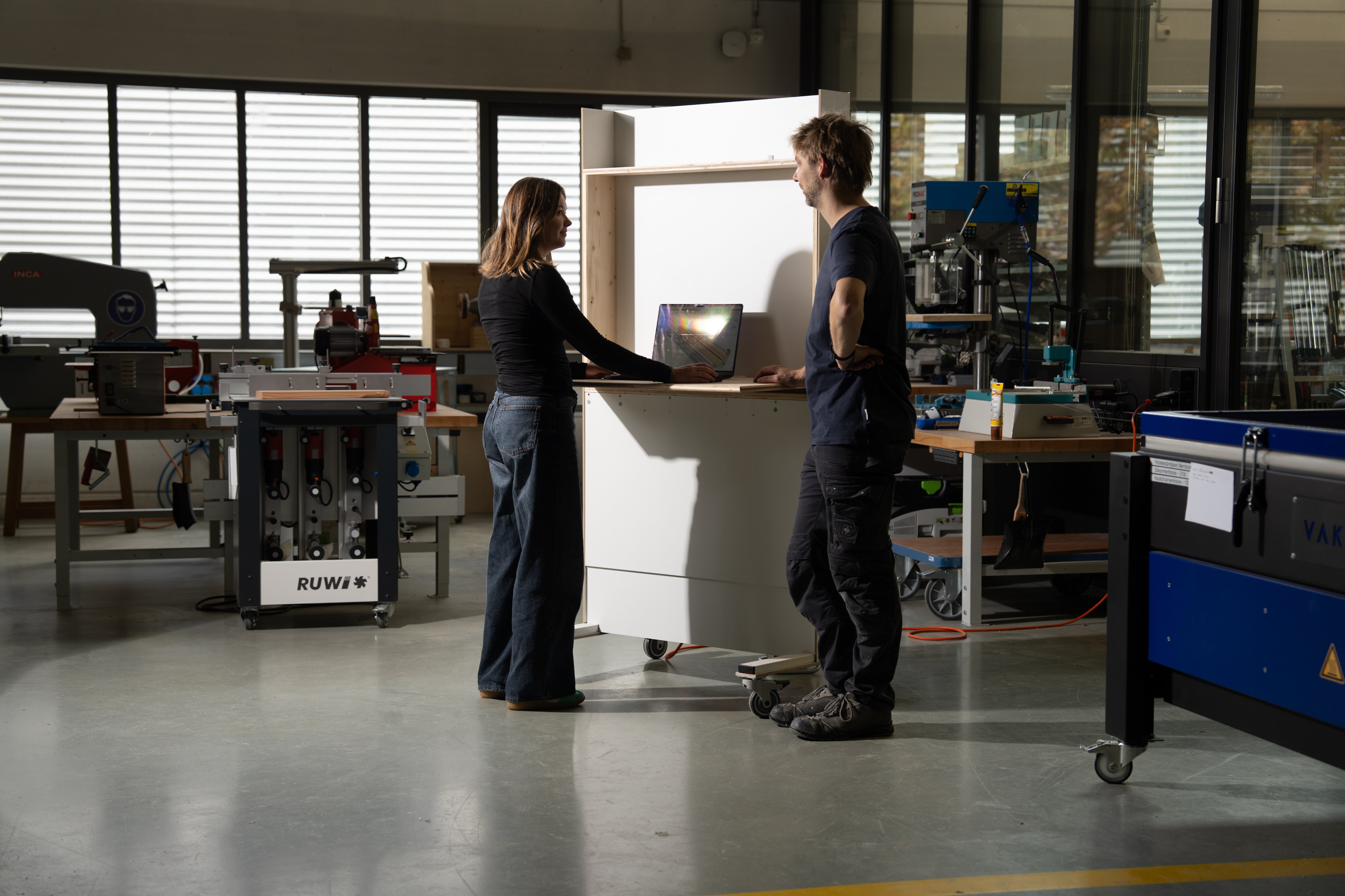 Flying Desk — zwei Personen arbeiten stehend am mobilen Schreibtisch