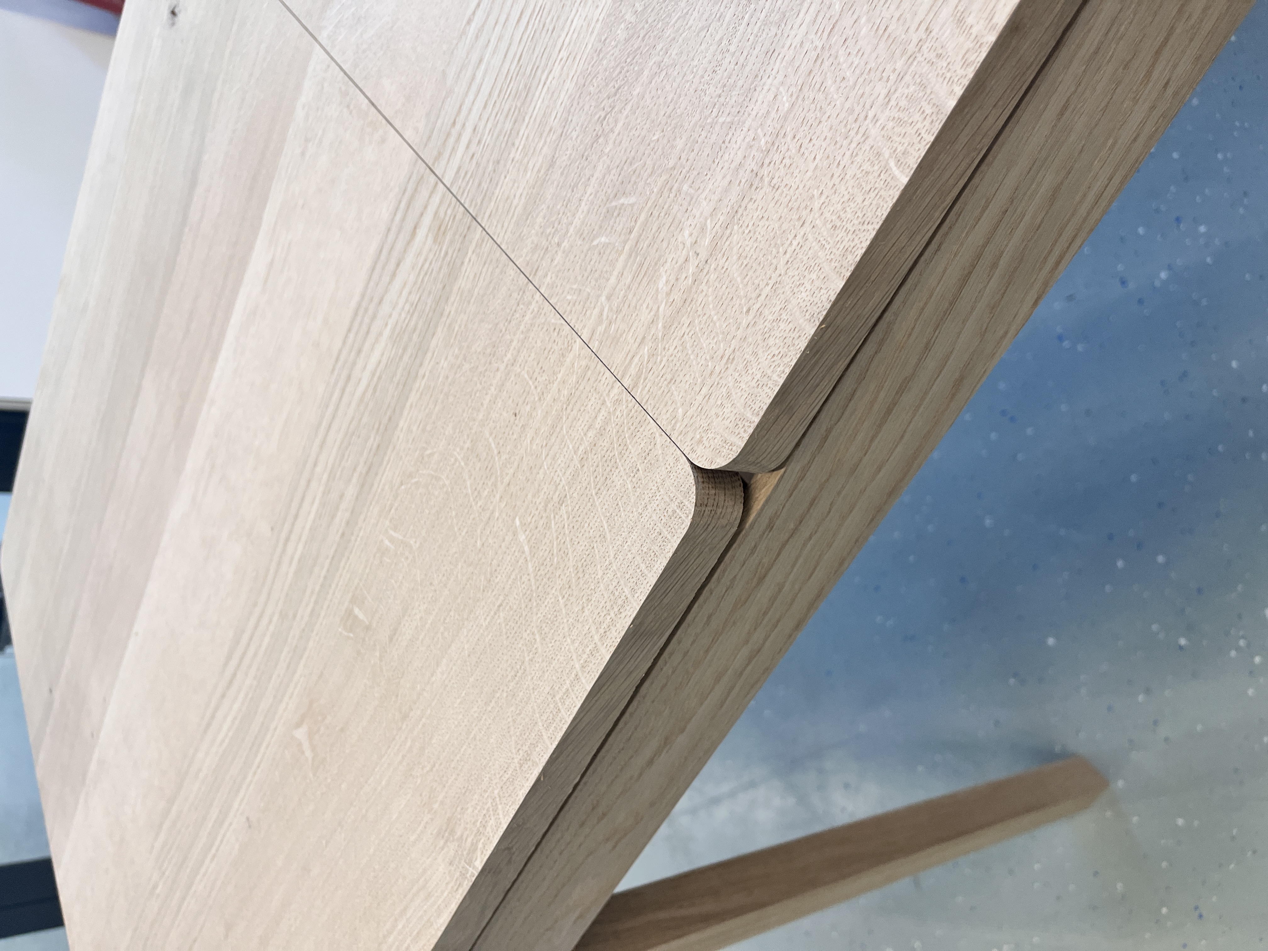 Tisch Eiche ausziehbar — Detail Eckverbindung und Kante