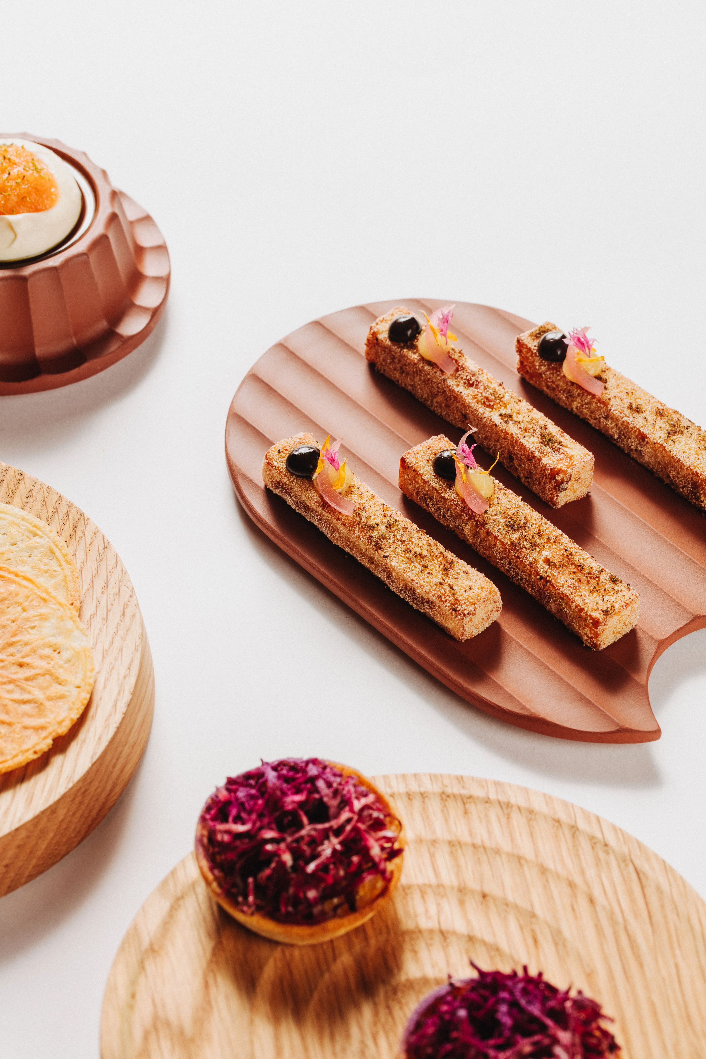 Casino Geschirr — Fingerfood-Arrangement auf verschiedenen Tellern