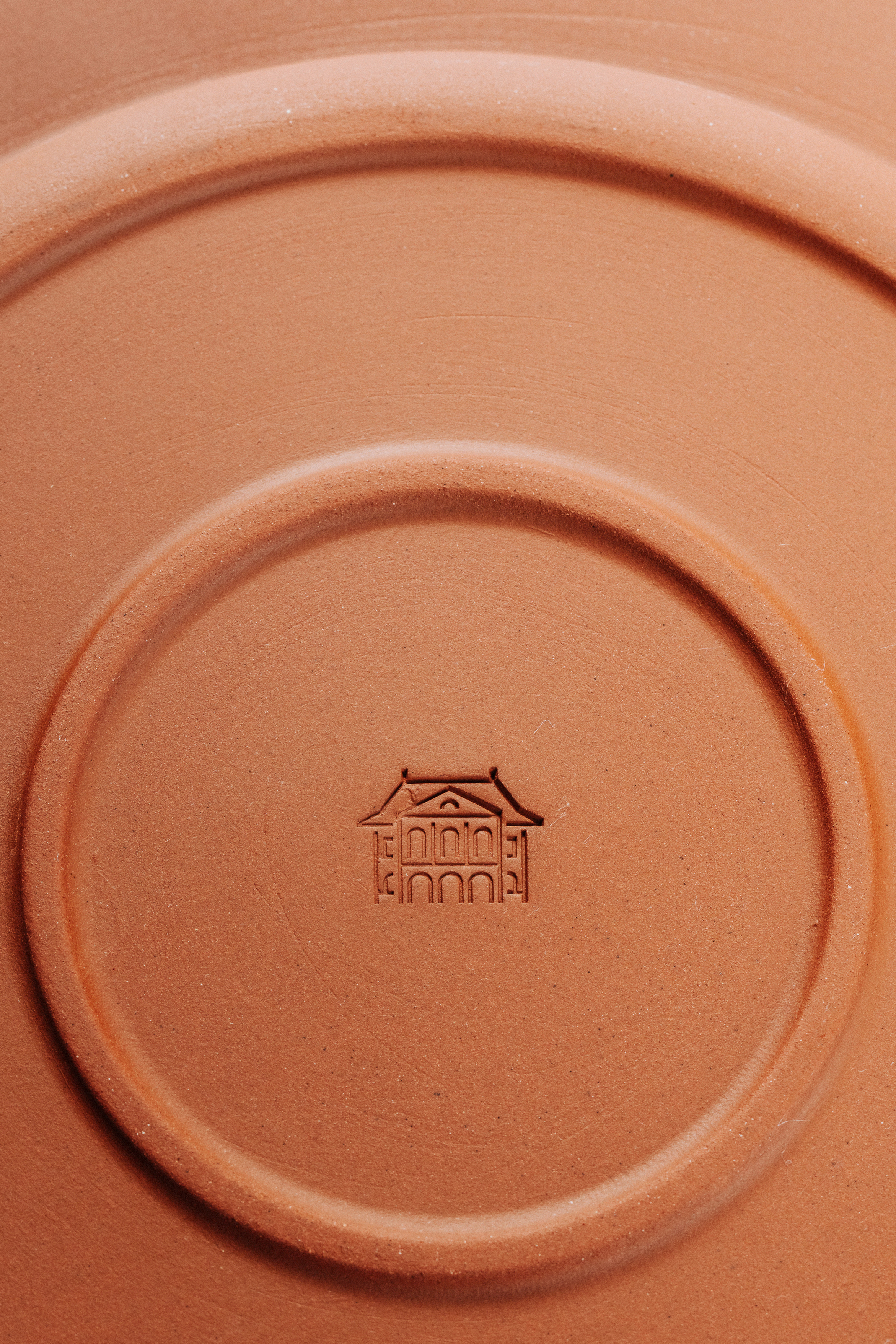 Casino Geschirr — Detail Teller mit Logo