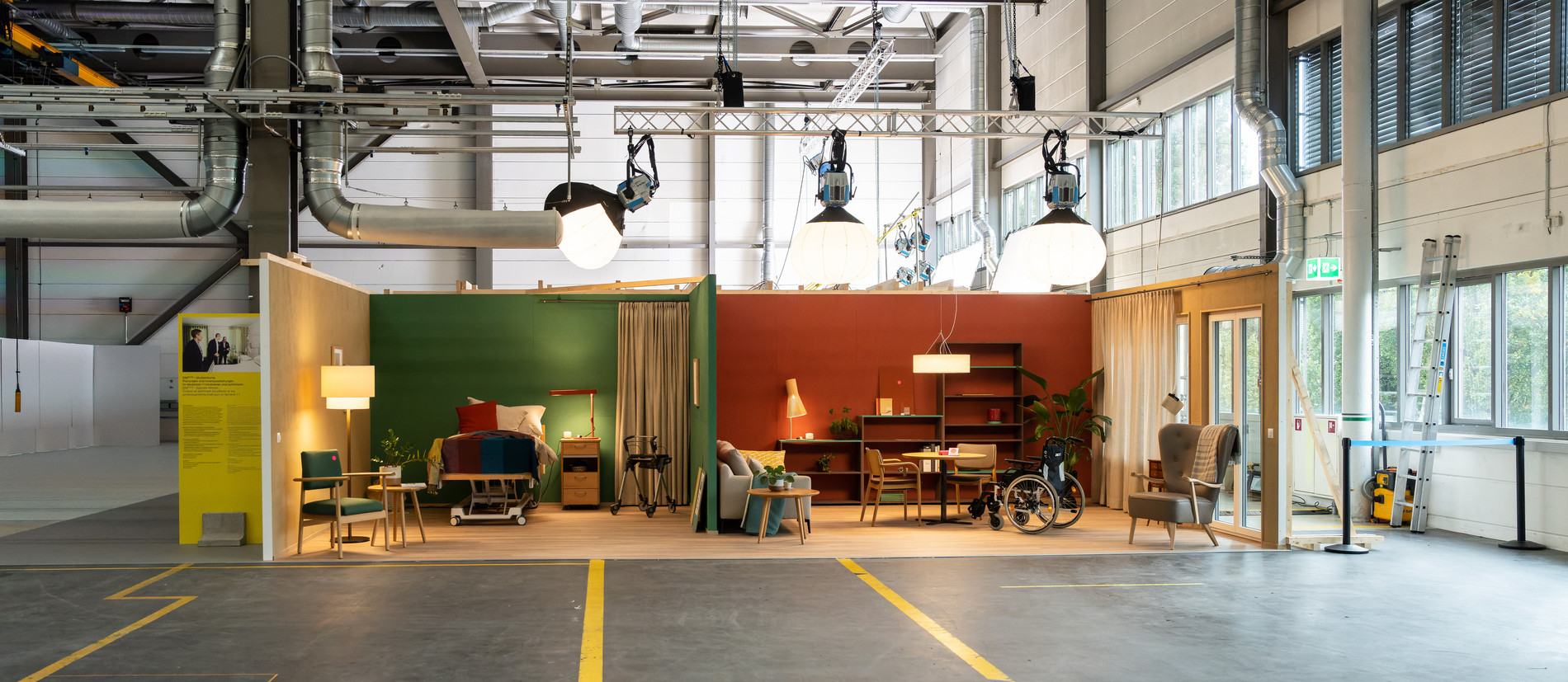 SCDH Testräume — Gesamtansicht der Raumkulissen in der Halle